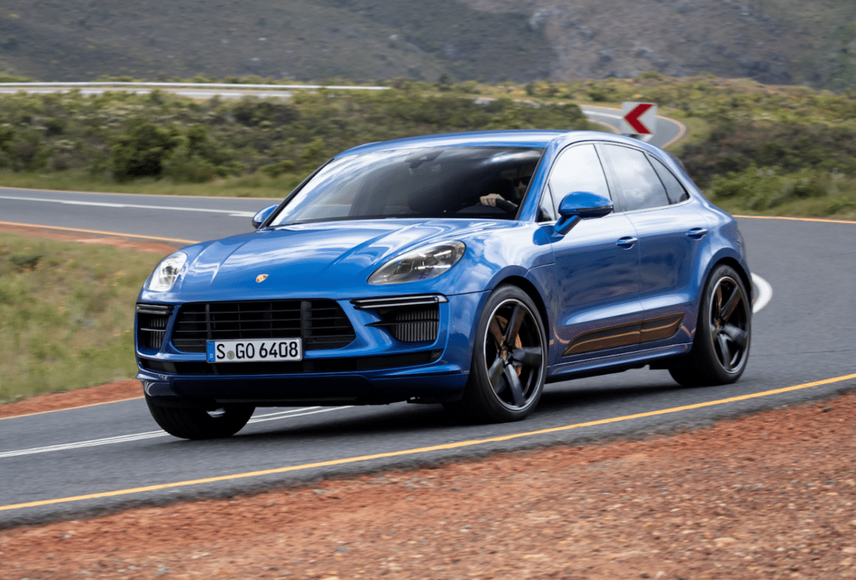 Porsche Macan SUV bleu GTS