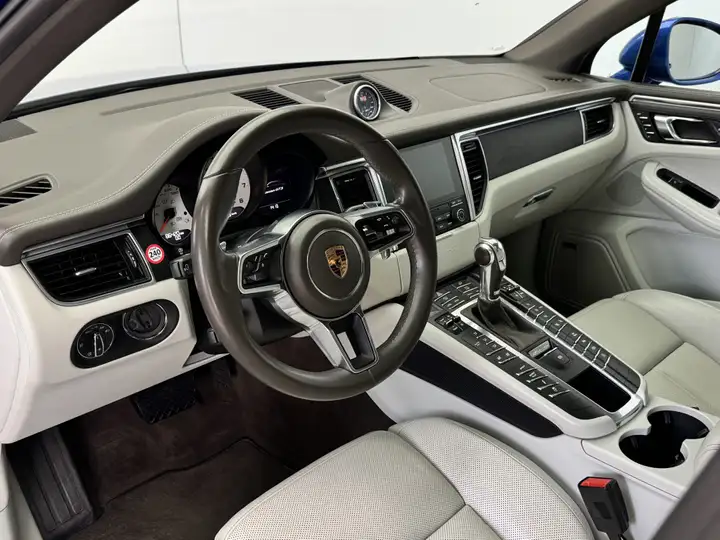 Porsche Macan Import bleu