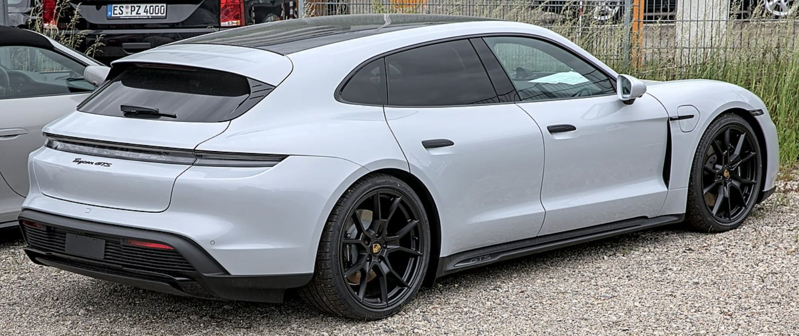 Porsche Taycan Sport Turismo GTS blanche jantes noires