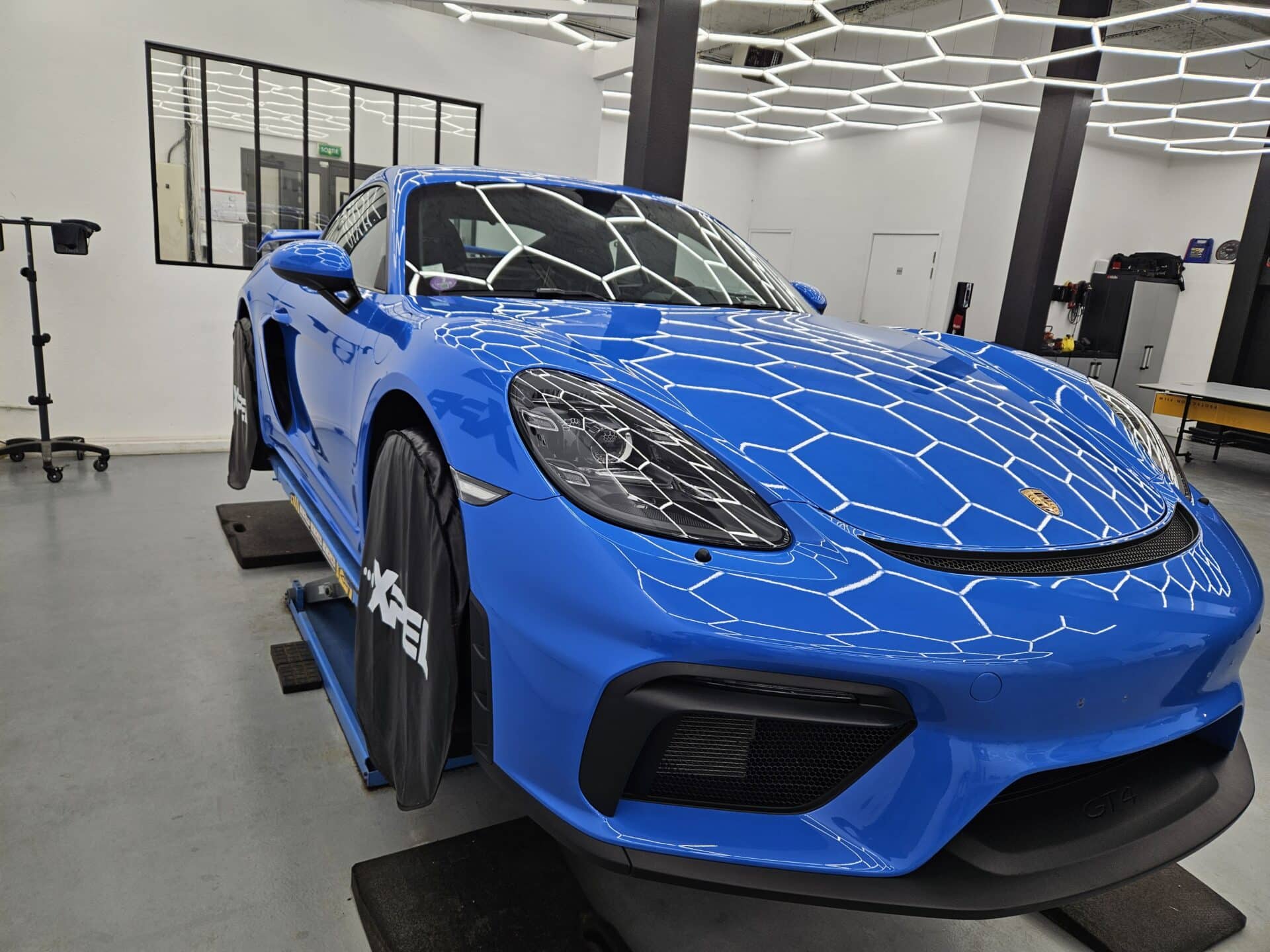 Très belle Porsche 718 Cayman GT4 bleu requin full options en Importation Allemagne avec film de protection PPF