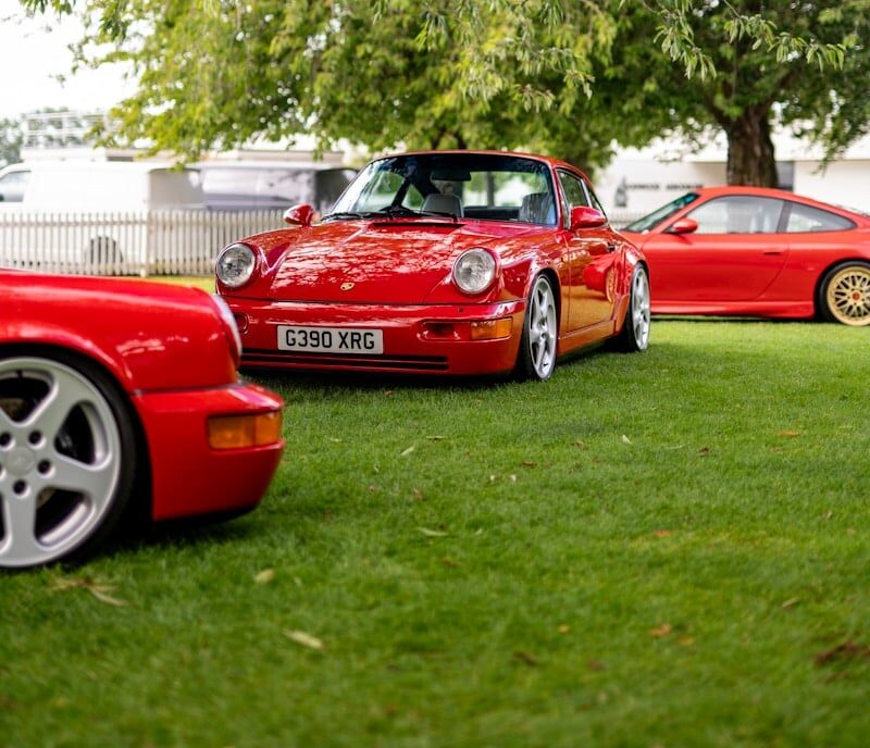 Porsche 911 rouges à la campagne Importation Porsche