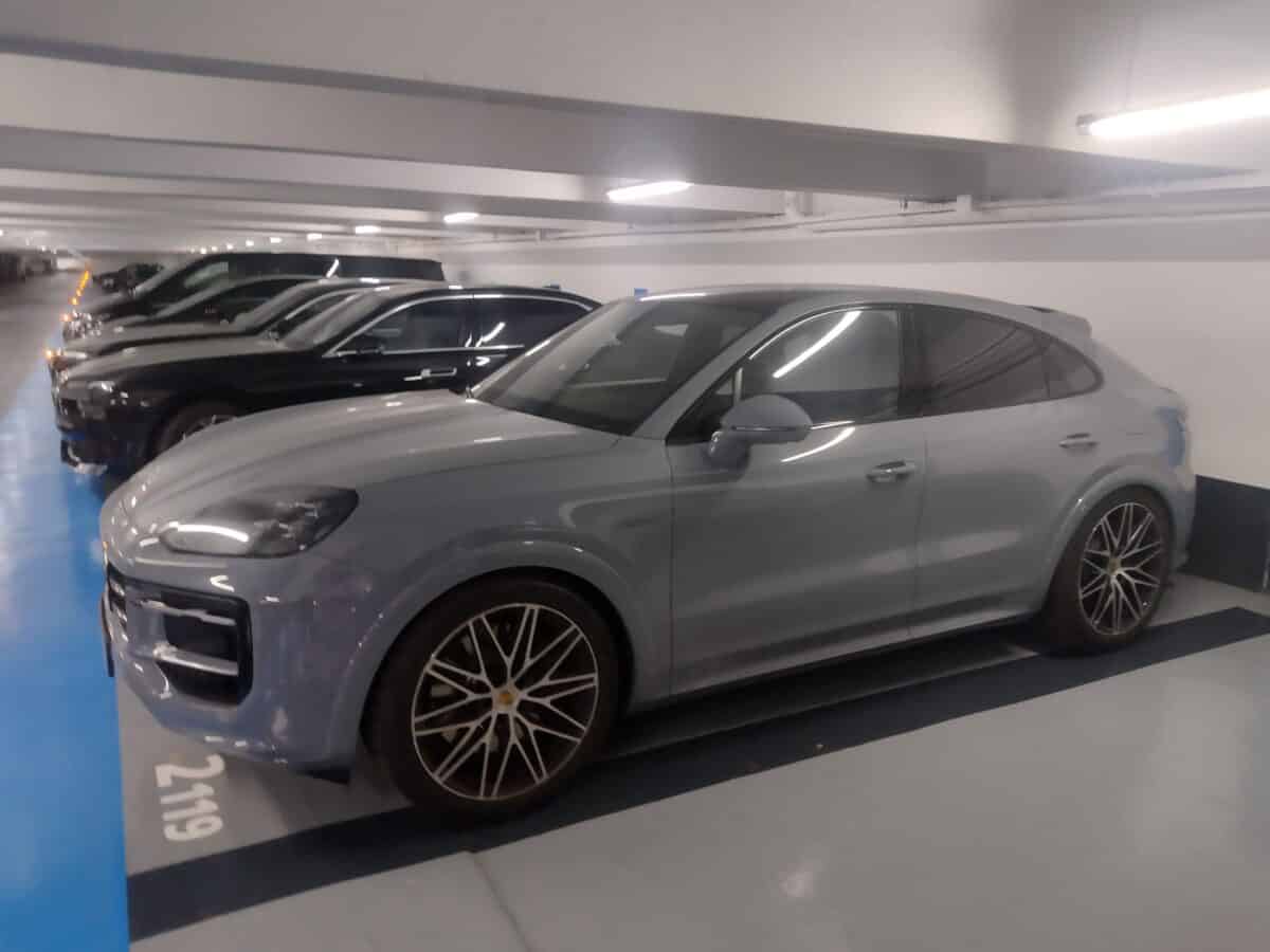 Porsche Cayenne e-hybrid coupé 2020-2024 gris clair en Allemagne