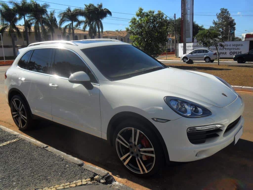 Porsche Cayenne hybride rechargeable SUV blanc