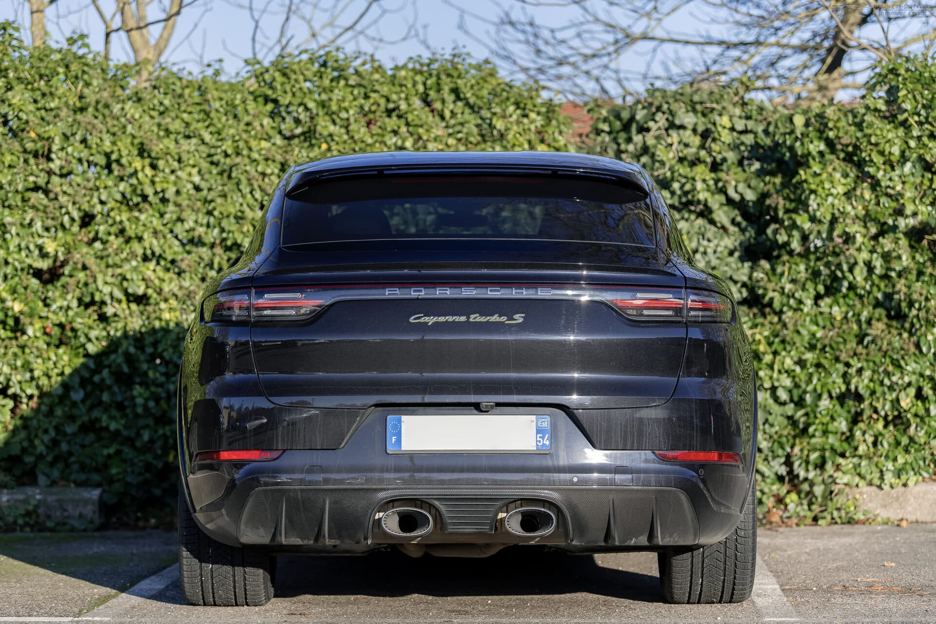 Porsche Cayenne Turbo S noir face AR en Allemagne