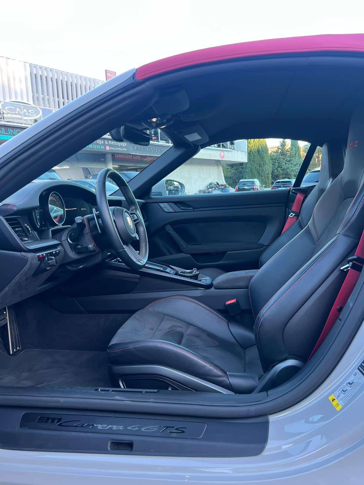 Porsche 911 992 4GTS Cabriolet PDK blanche capote rouge full cuir en Allemagne