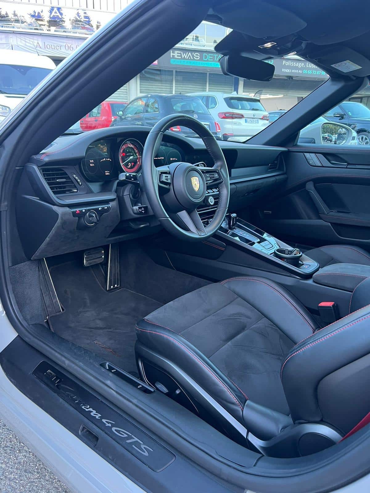 Porsche 911 992 4GTS Cabriolet PDK blanche capote rouge full cuir en Allemagne