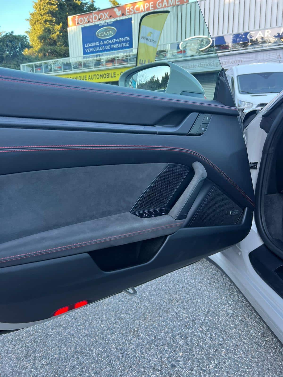 Porsche 911 992 4GTS Cabriolet PDK blanche capote rouge full cuir en Allemagne