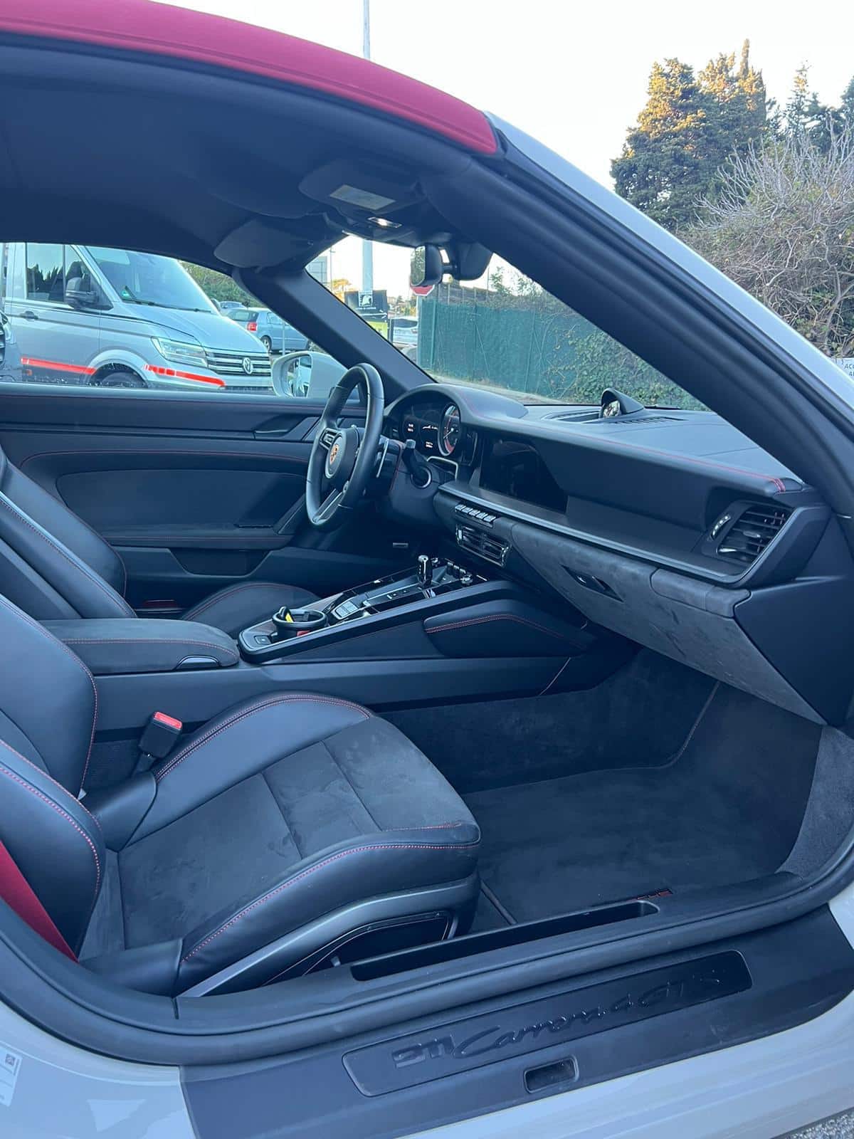 Porsche 911 992 4GTS Cabriolet PDK blanche capote rouge full cuir en Allemagne