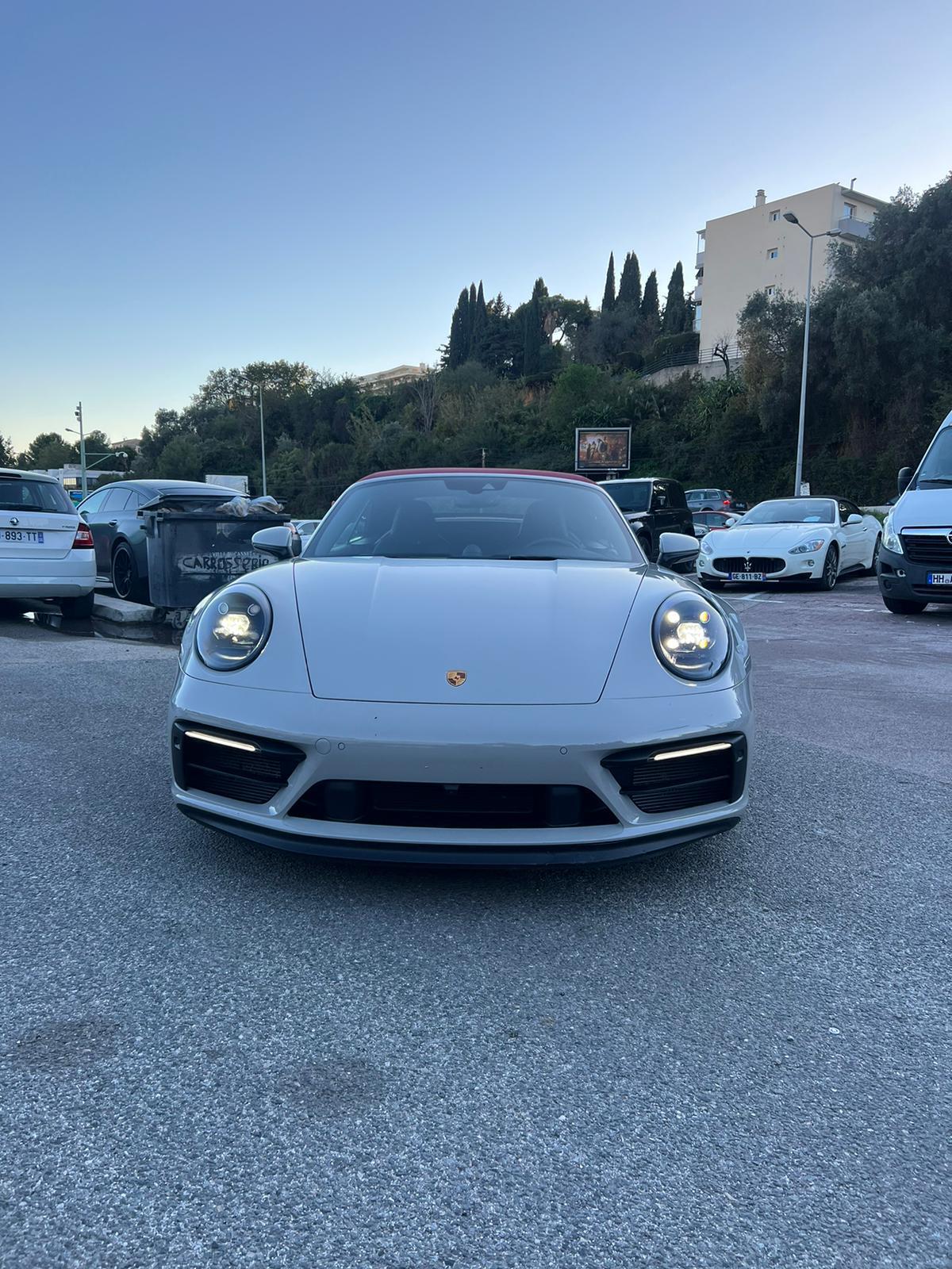 Porsche 911 992 4GTS Cabriolet PDK blanche capote rouge full cuir en Allemagne