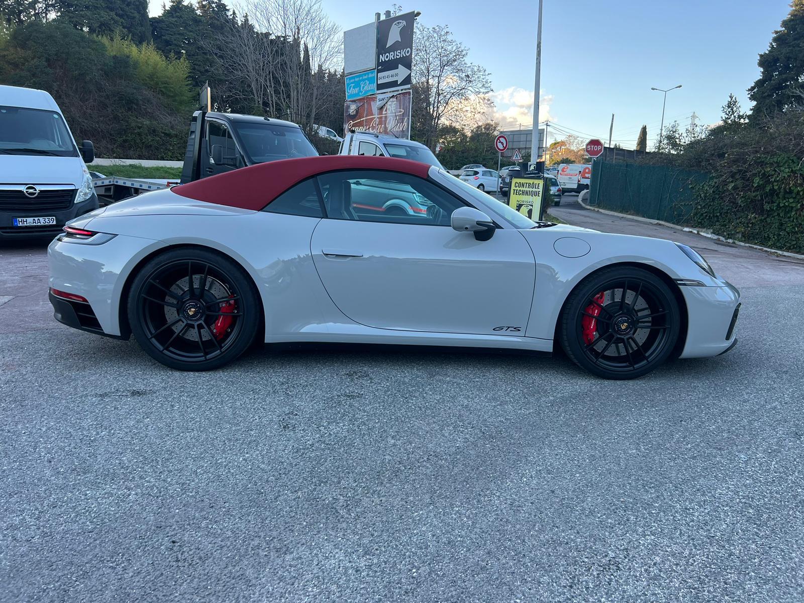 Porsche 911 992 4GTS Cabriolet PDK blanche capote rouge full cuir en Allemagne