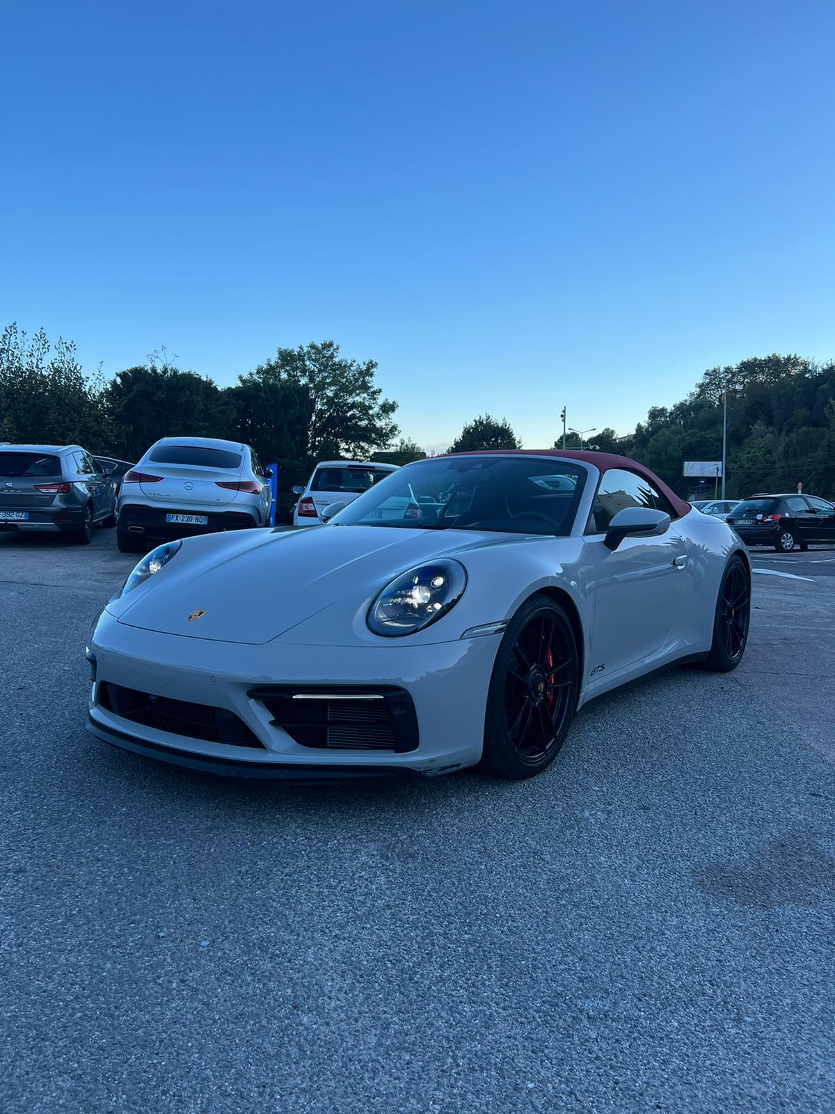 Porsche 911 992 4GTS Cabriolet PDK blanche capote rouge full cuir en Allemagne