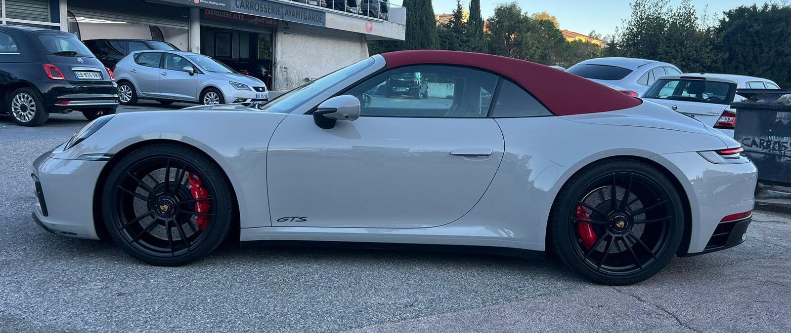Porsche 911 992 4GTS Cabriolet PDK blanche capote rouge full cuir en Allemagne