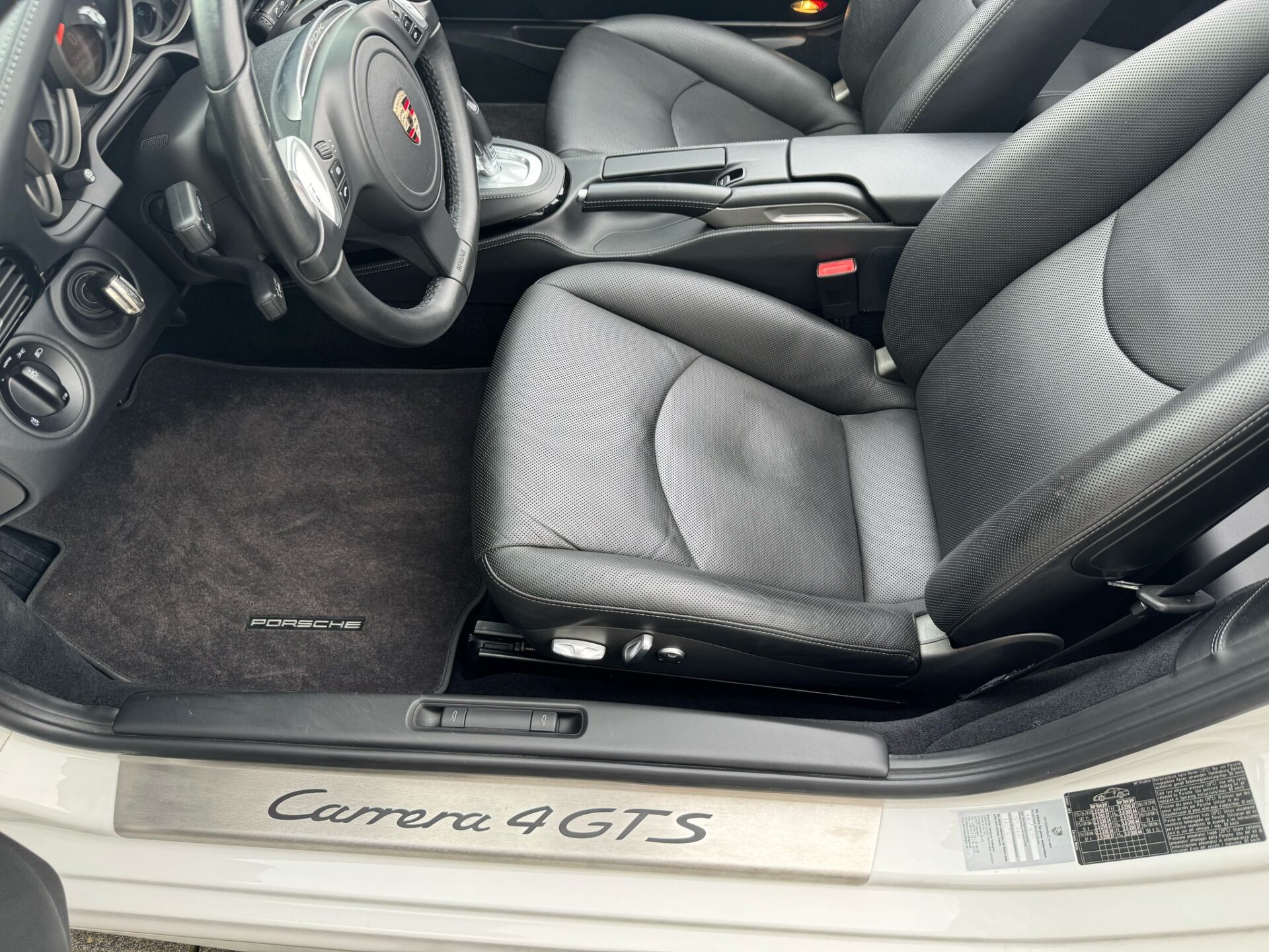 Porsche 911 de type 997 phase 2 de 2011 en 4 GTS Cabriolet PDK blanche capote noire en Importation Allemagne