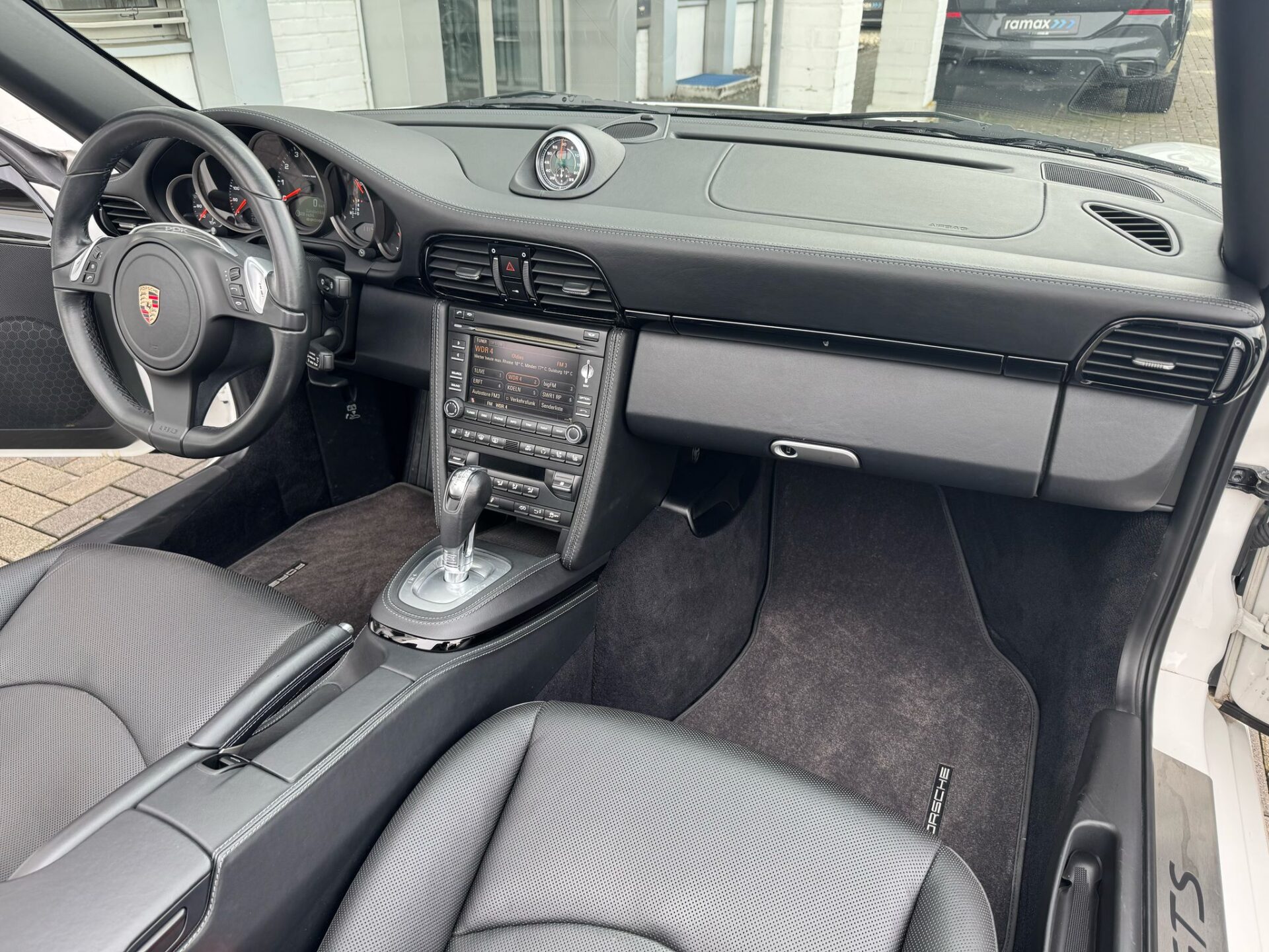 Porsche 911 de type 997 phase 2 de 2011 en 4 GTS Cabriolet PDK blanche capote noire en Importation Allemagne