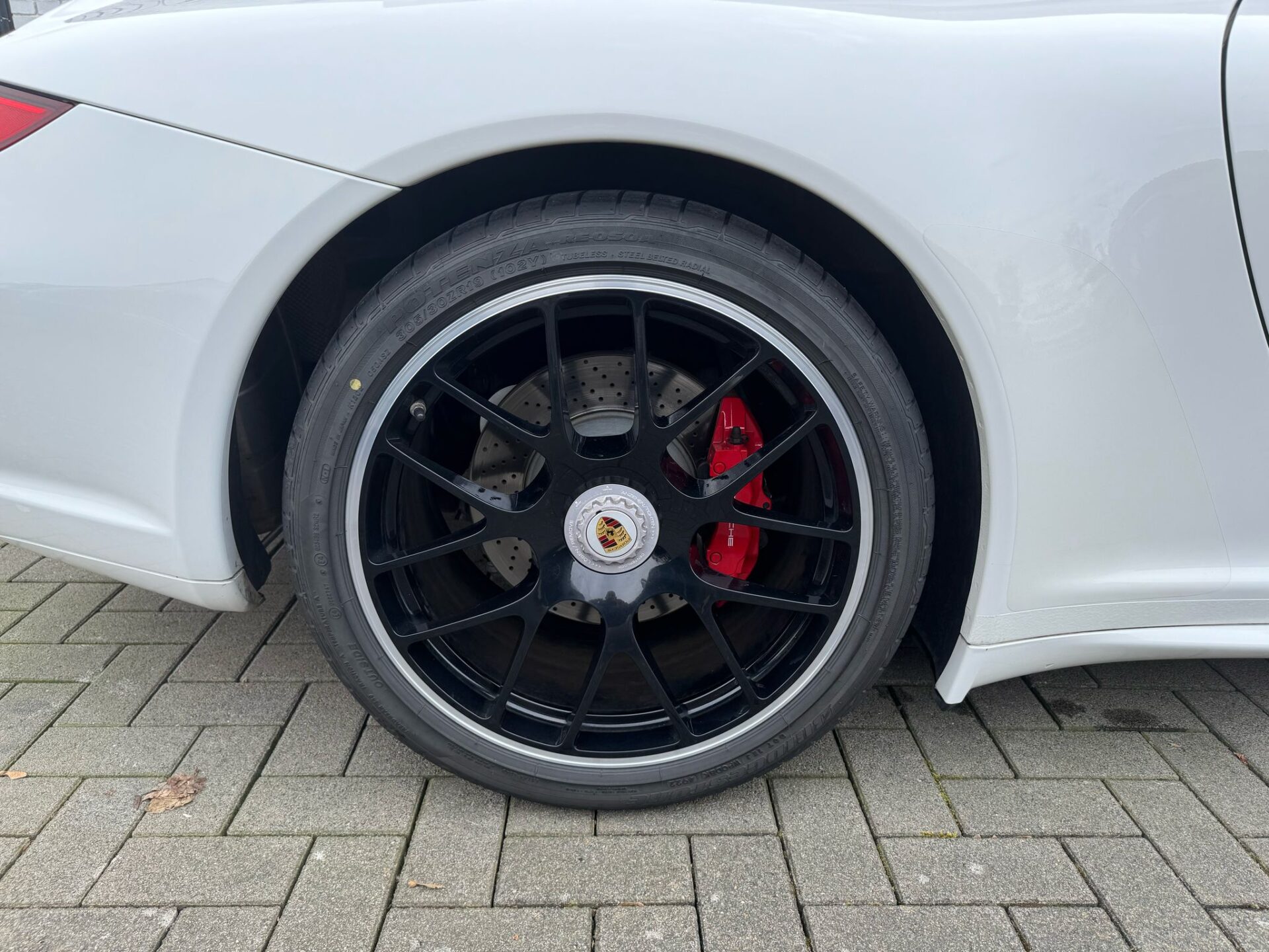 Porsche 911 de type 997 phase 2 de 2011 en 4 GTS Cabriolet PDK blanche capote noire en Importation Allemagne