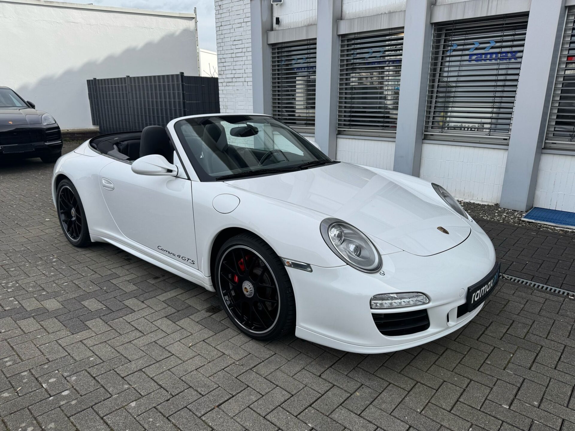 Porsche 911 de type 997 phase 2 de 2011 en 4 GTS Cabriolet PDK blanche capote noire en Importation Allemagne
