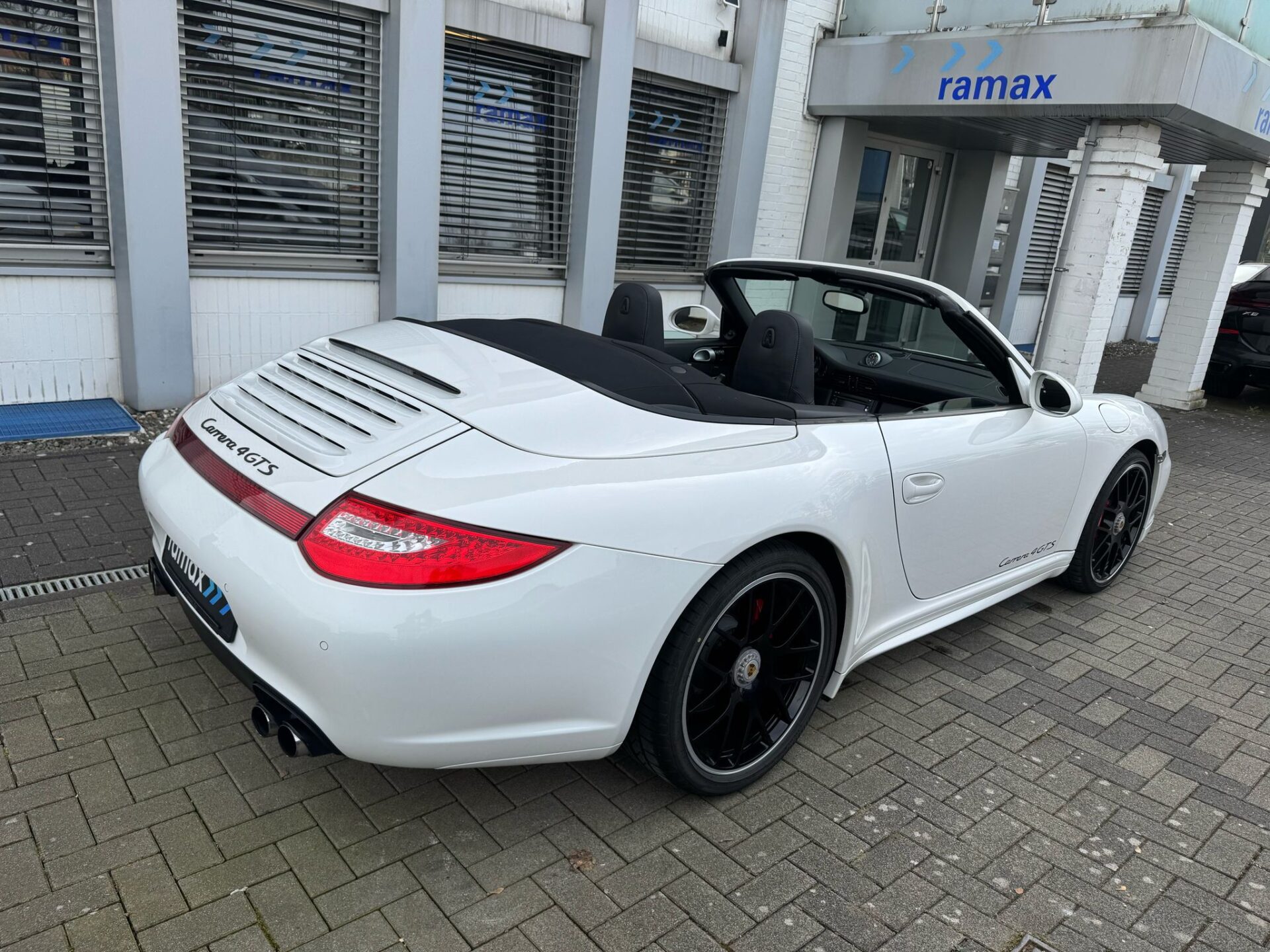 Porsche 911 de type 997 phase 2 de 2011 en 4 GTS Cabriolet PDK blanche capote noire en Importation Allemagne