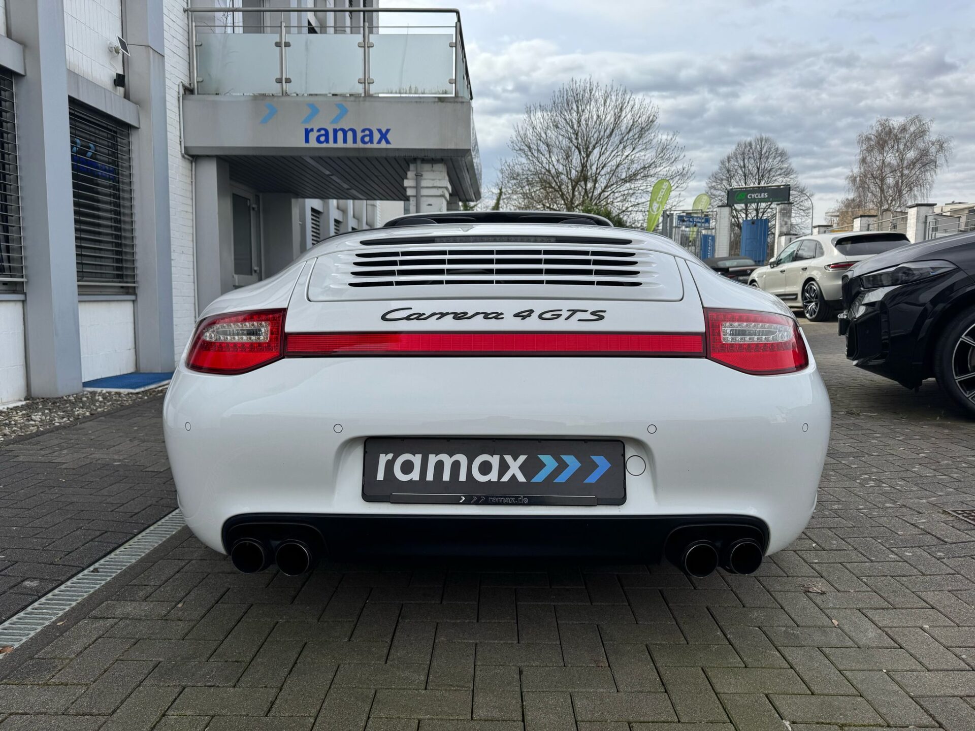 Porsche 911 de type 997 phase 2 de 2011 en 4 GTS Cabriolet PDK blanche capote noire en Importation Allemagne