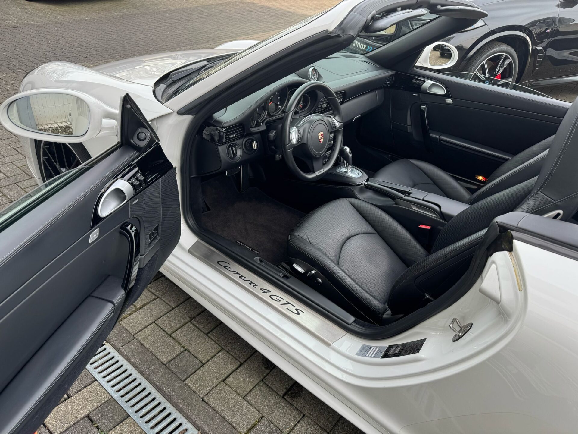 Porsche 911 de type 997 phase 2 de 2011 en 4 GTS Cabriolet PDK blanche capote noire en Importation Allemagne