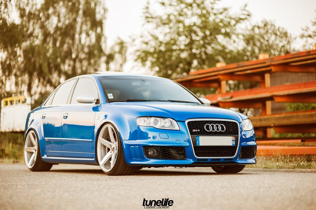 Audi A4 Allemagne berline bleu navarre