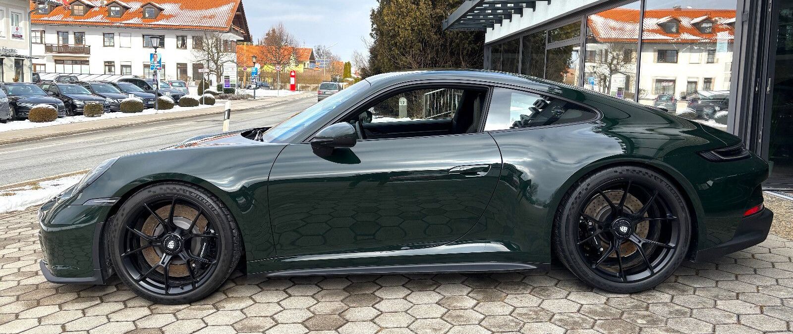 Importation d'une Porsche 911 992 GT3 Touring en couleur PTS verte intérieur GTS exclusif