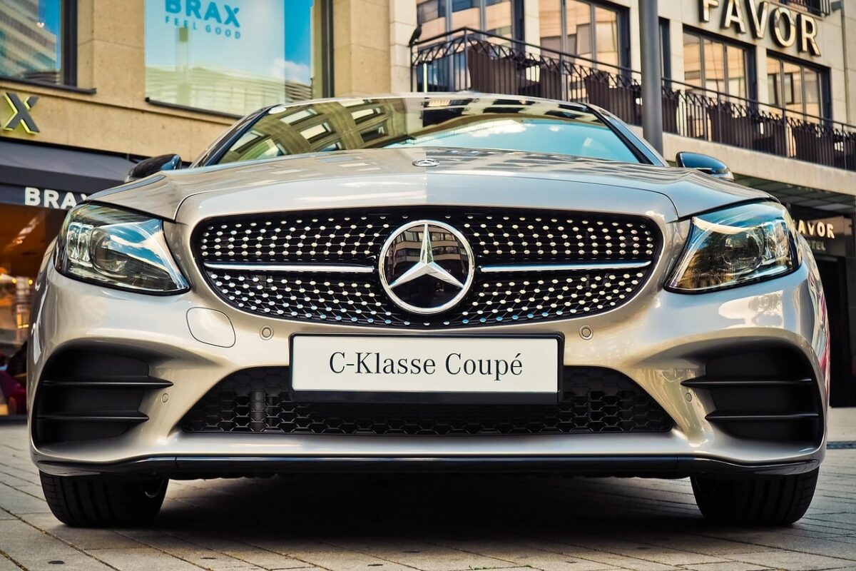 Mercedes classe C couleur grise coupé face avant