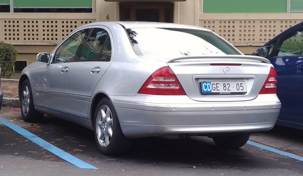 Mercedes classe C couleur grise berline vue coffre arrière