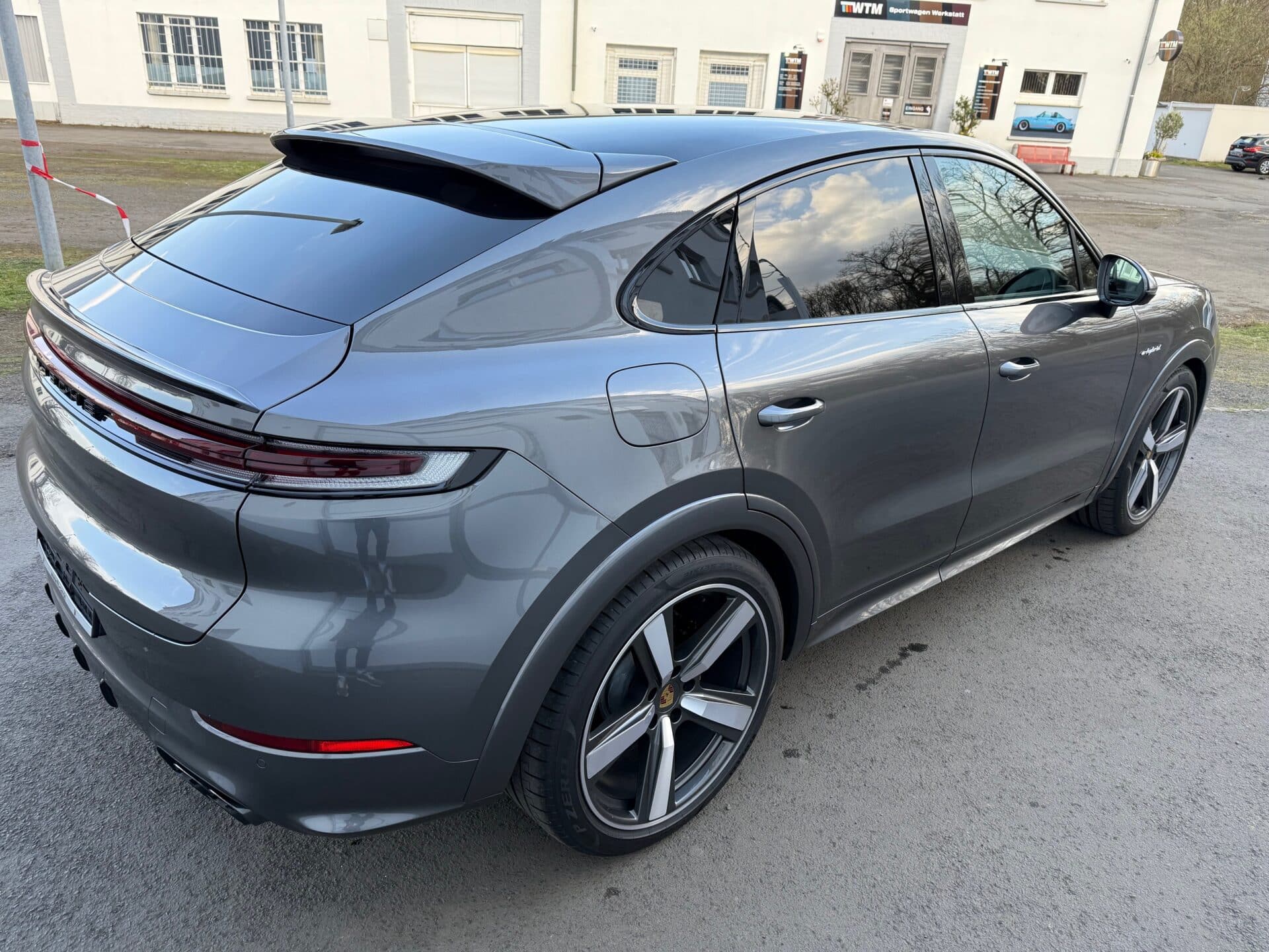 Porsche Cayenne e-hybrid Coupé gris quartz intérieur cuir Import Allemagne