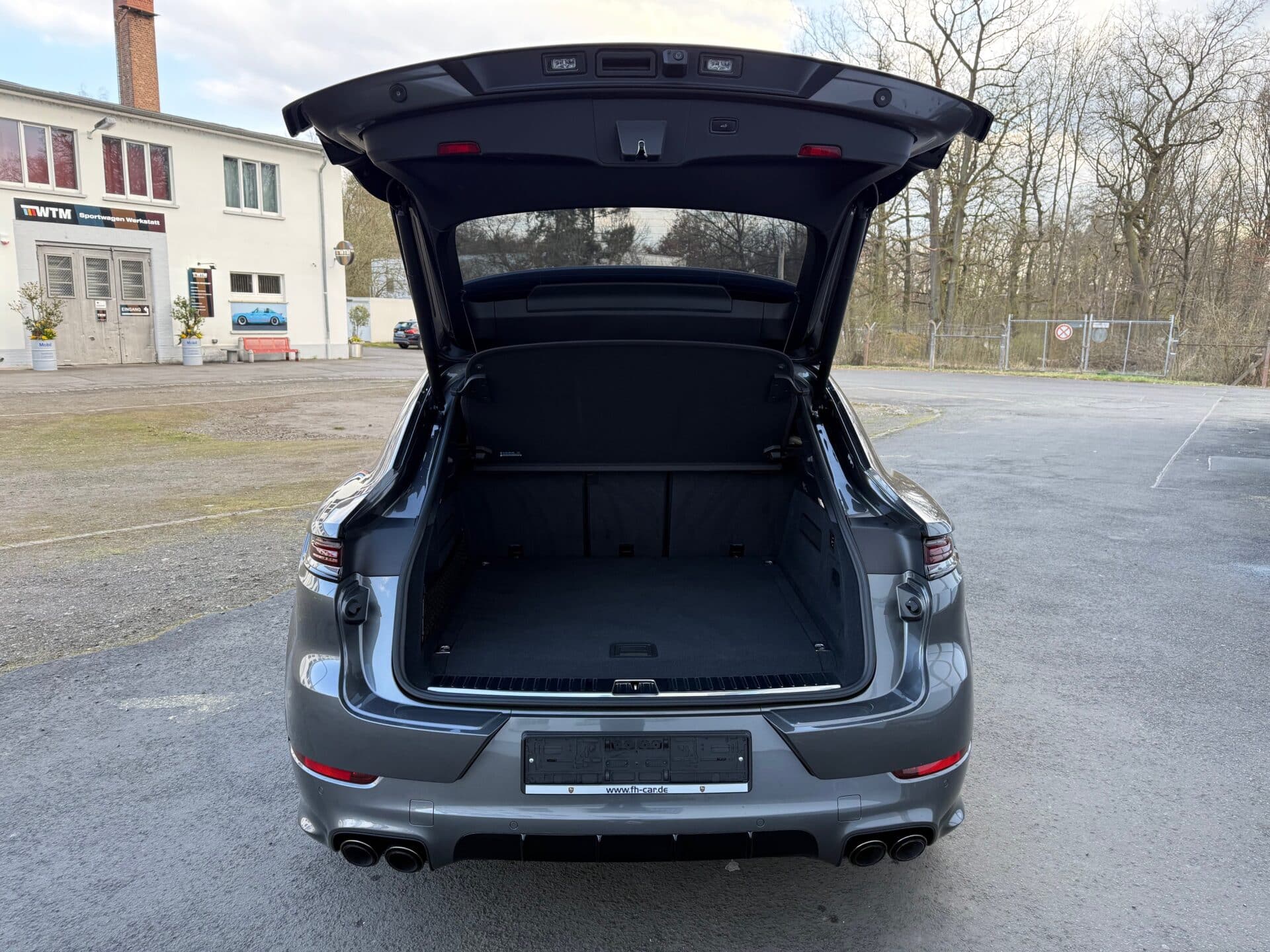 Porsche Cayenne e-hybrid Coupé gris quartz intérieur cuir Import Allemagne