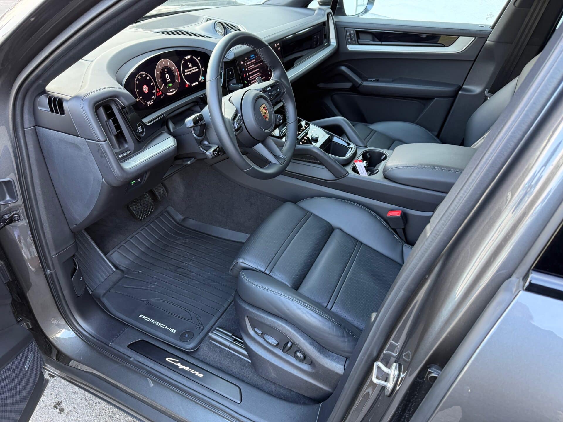 Porsche Cayenne e-hybrid Coupé gris quartz intérieur cuir Import Allemagne