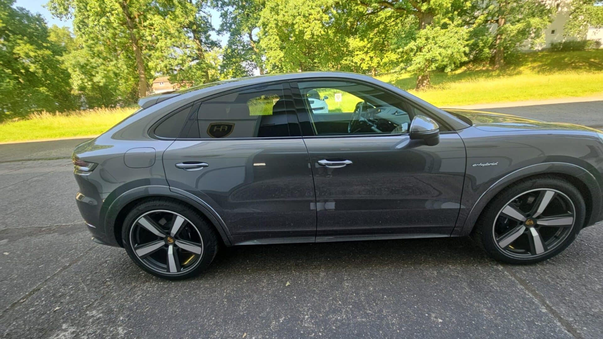Porsche Cayenne e-hybrid Coupé gris quartz intérieur cuir Import Allemagne