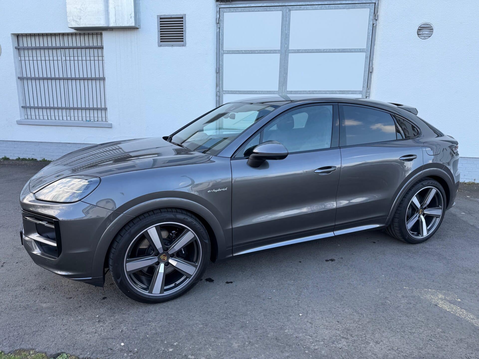 Porsche Cayenne e-hybrid Coupé gris quartz intérieur cuir Import Allemagne