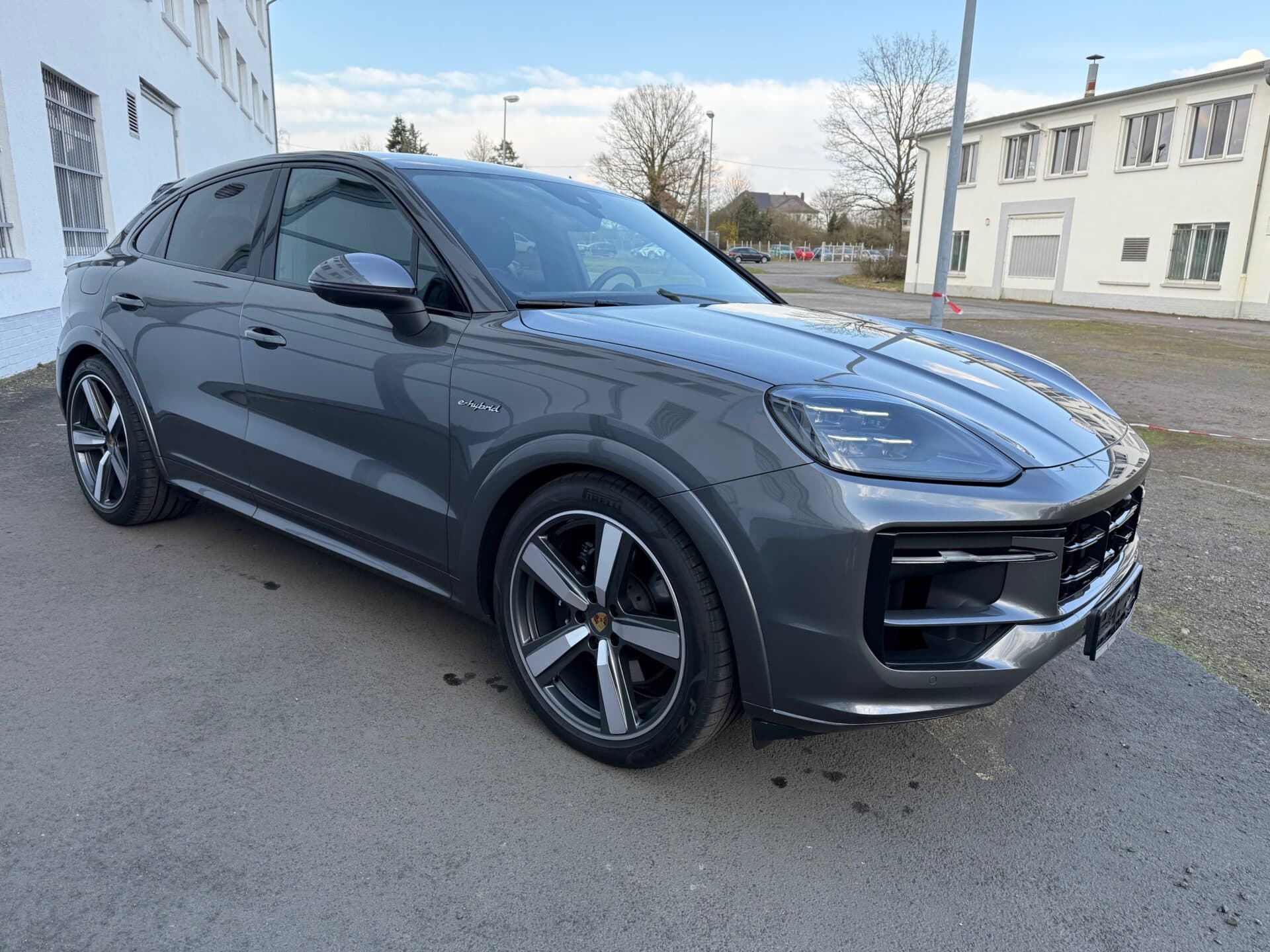 Porsche Cayenne e-hybrid Coupé gris quartz intérieur cuir Import Allemagne