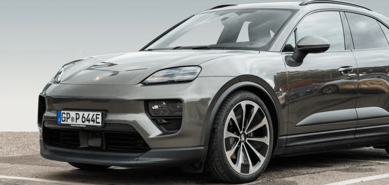 Porsche Macan électrique 2024 EV couleur vert aventurine Importation Allemagne