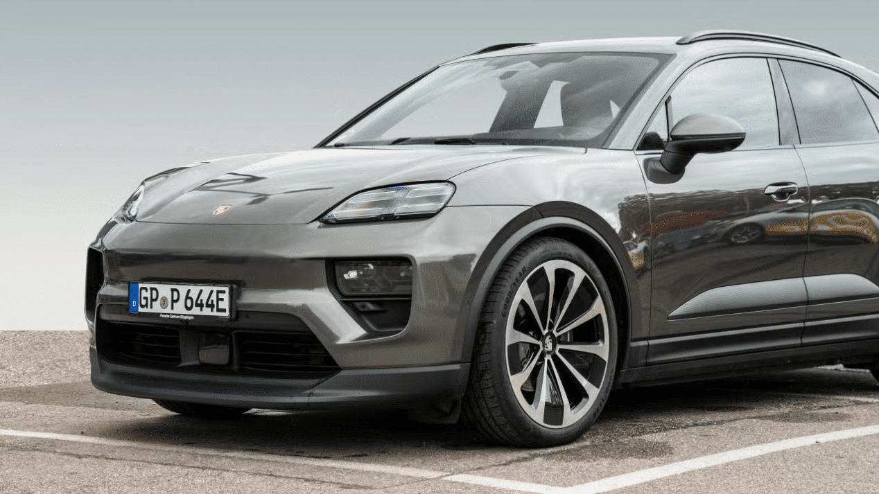 Porsche Macan électrique 2024 EV couleur vert aventurine Importation Allemagne
