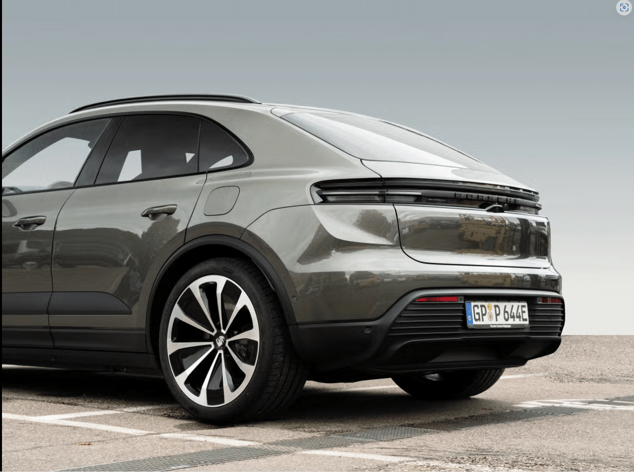 Porsche Macan électrique 2024 EV couleur vert aventurine Importation Allemagne