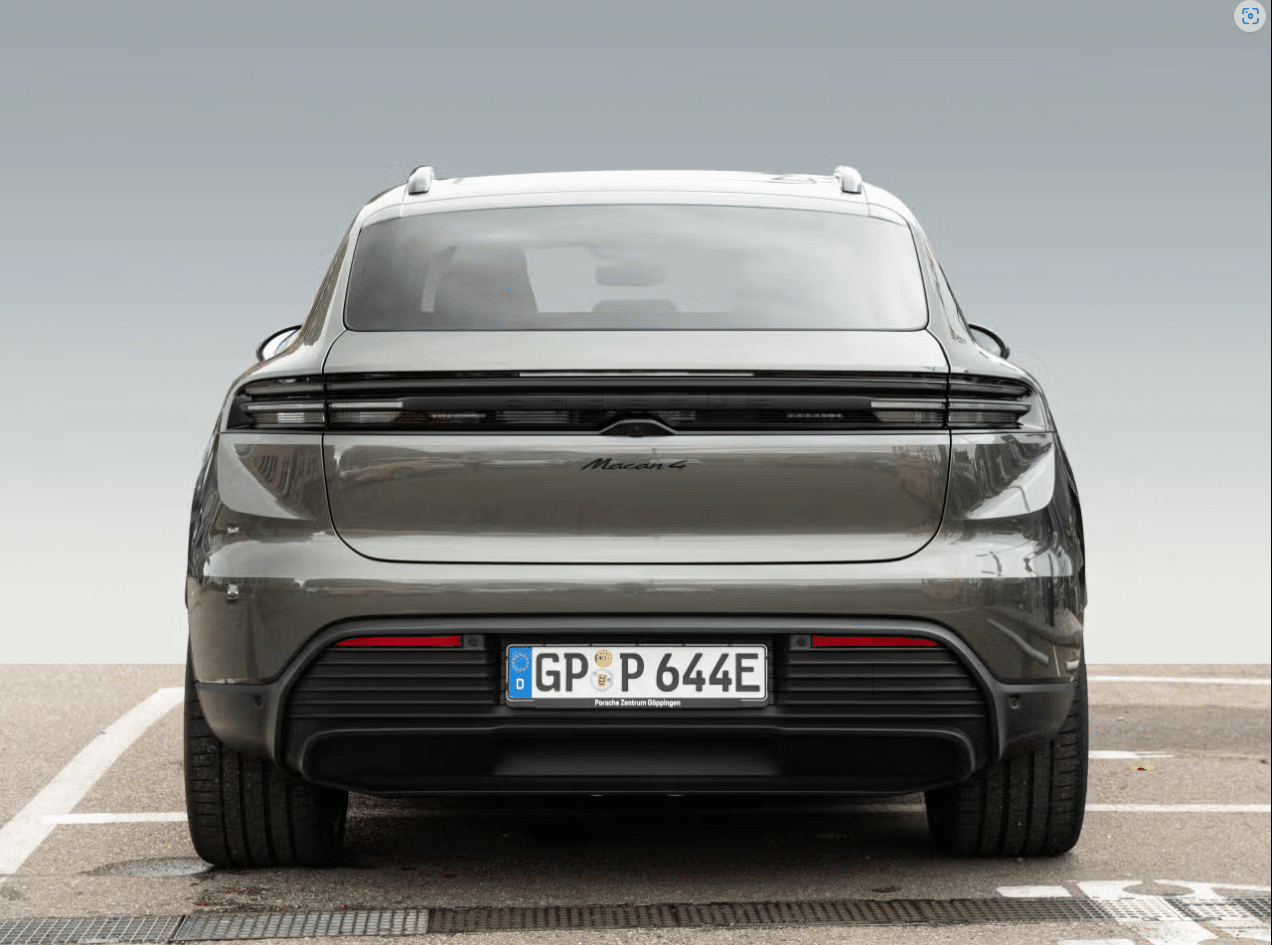 Porsche Macan électrique 2024 EV couleur vert aventurine Importation Allemagne