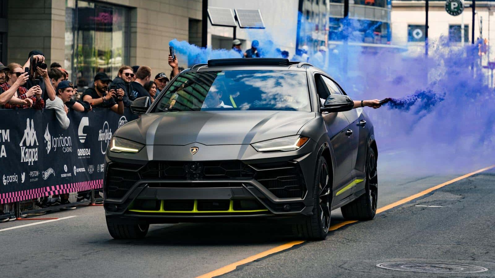 Lamborghini Urus couleur gris en importation