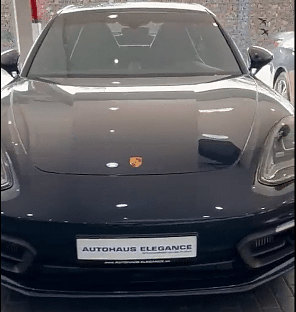 Porsche Panamera e-hybrid 4 V6 2.9 couleur bleu foncé intérieur noir en Importation
