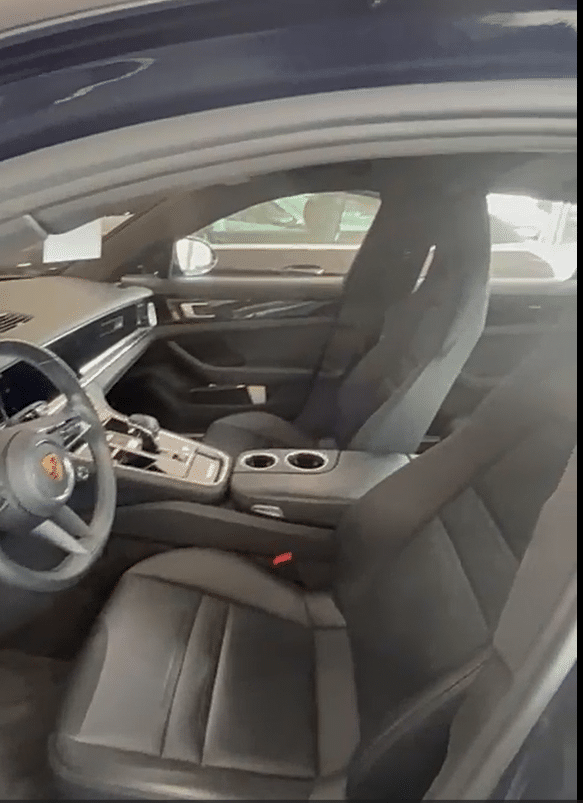 Porsche Panamera e-hybrid 4 V6 2.9 couleur bleu foncé intérieur noir en Importation