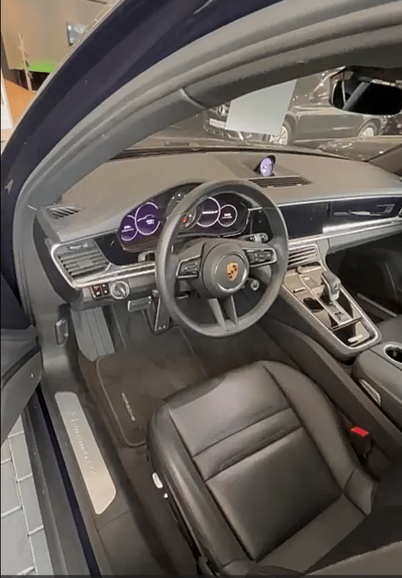 Porsche Panamera e-hybrid 4 V6 2.9 couleur bleu foncé intérieur noir en Importation