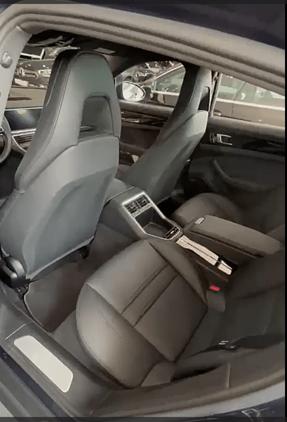 Porsche Panamera e-hybrid 4 V6 2.9 couleur bleu foncé intérieur noir en Importation