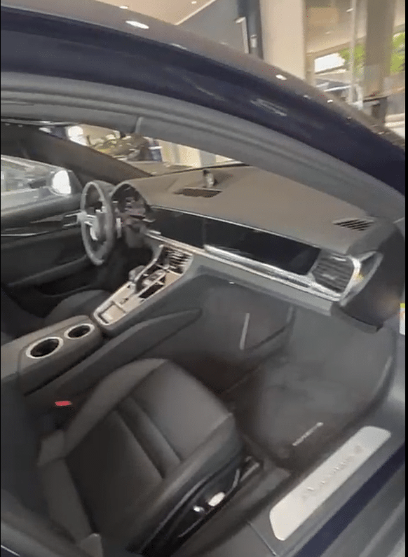 Porsche Panamera e-hybrid 4 V6 2.9 couleur bleu foncé intérieur noir en Importation