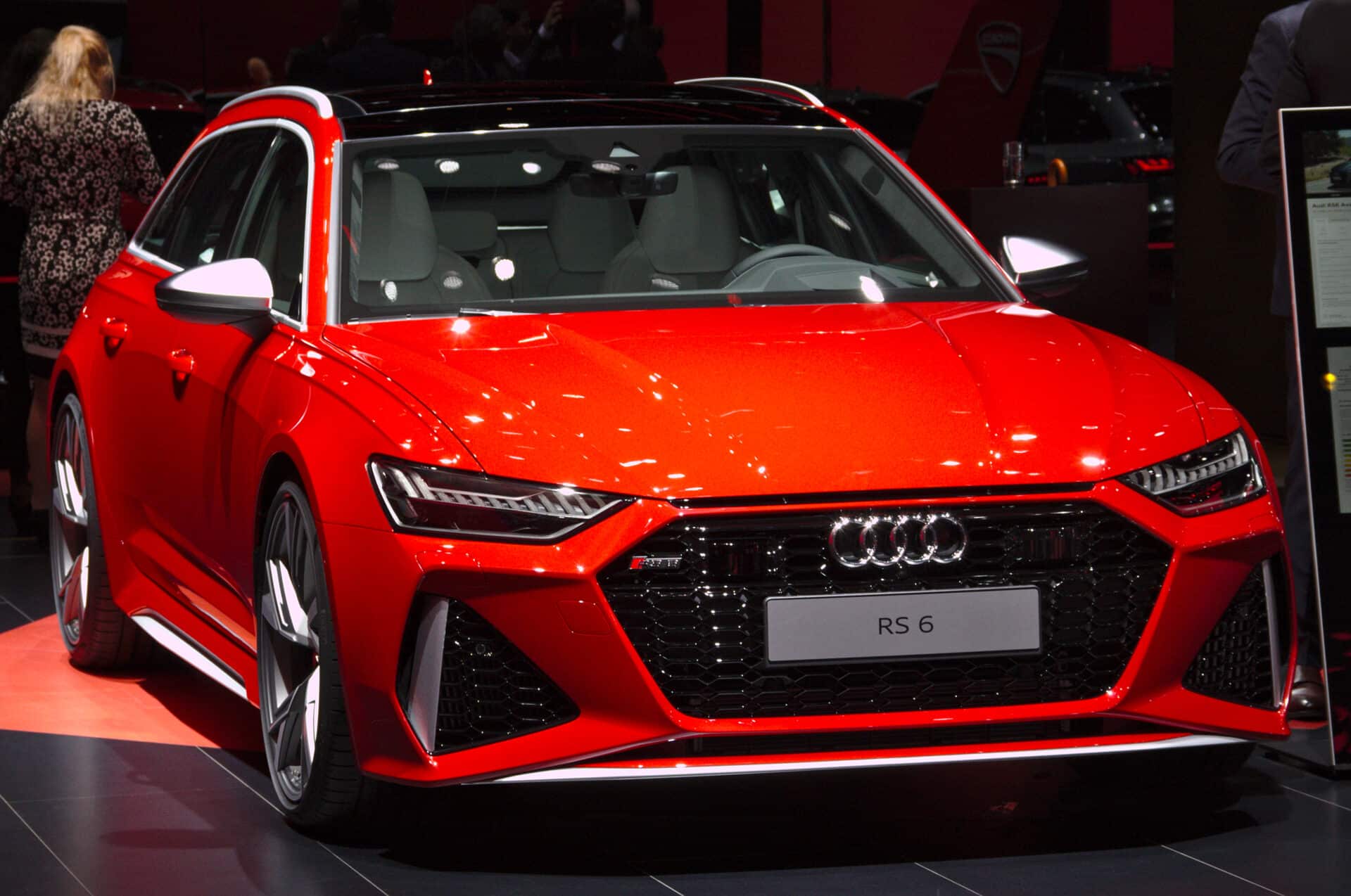 Audi RS6 Avant C8 rouge face AV