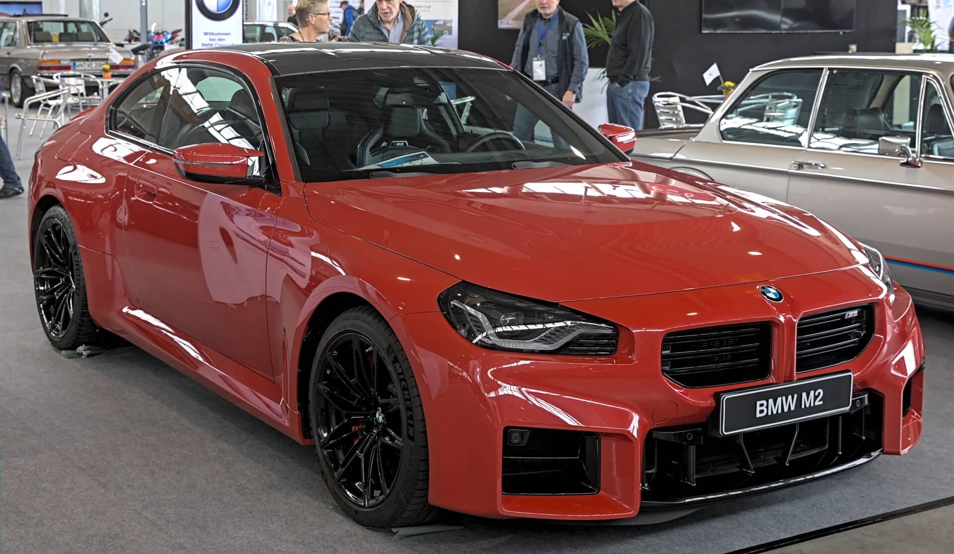 BMW M2 CS G87 rouge jantes noires