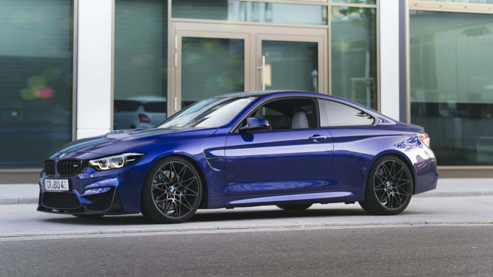 BMW M4 occasion en Allemagne couleur bleu jantes noires
