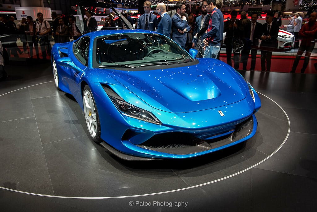 Ferrari F8 Tributo couleur bleue intérieur gris clair