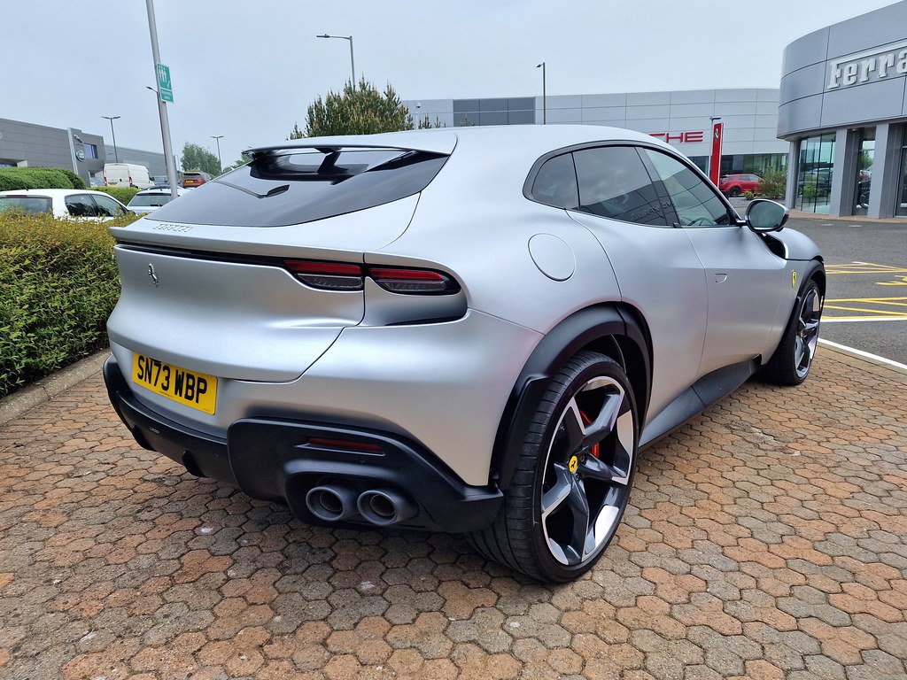 SUV Premium Ferrari Purosangue blanc