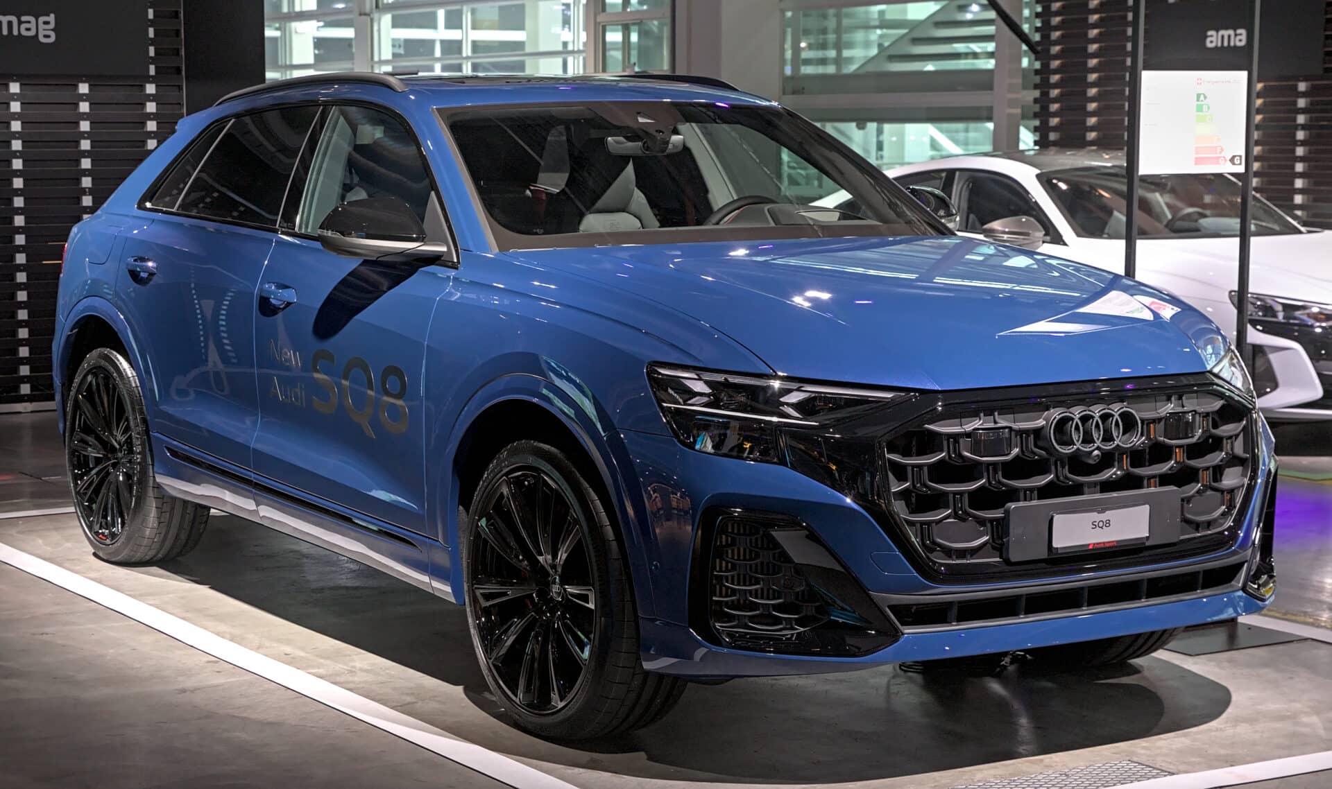 SUV Premium Audi SQ8 bleu nuit calandre noire