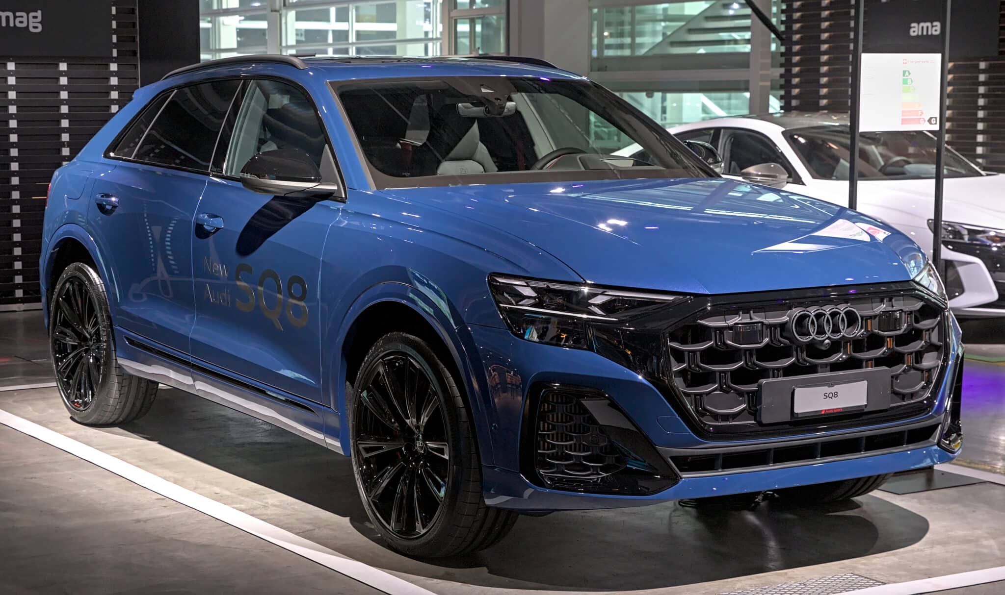 SUV Premium Audi SQ8 bleu nuit calandre noire